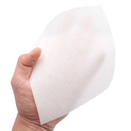 Ein Blatt Wäschewunder mein Windelvlies ultra in der Hand, weiches Vlies für Stoffwindeln