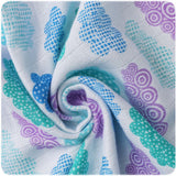 XKKO BMB Bambus-Mullwindel im Design Blue Heaven mit Wolken in Blau, Türkis und Lila