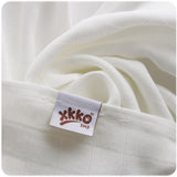 Nahaufnahme des naturweißen XKKO BMB Bambusmusselins mit Logo-Etikett