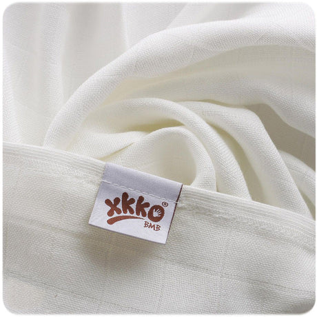 Nahaufnahme des naturweißen XKKO BMB Bambusmusselins mit Logo-Etikett