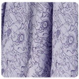Nahaufnahme des XKKO Bambusmusselins Safari Lavender Aura mit lila Linienzeichnungen