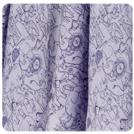 Nahaufnahme des XKKO Bambusmusselins Safari Lavender Aura mit lila Linienzeichnungen