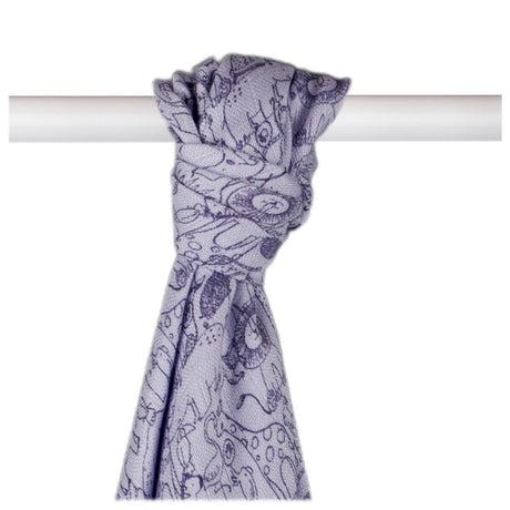 XKKO BMB Bambus-Mullwindel im Design Safari Lavender Aura aufgehängt, Tiermotive in Lila