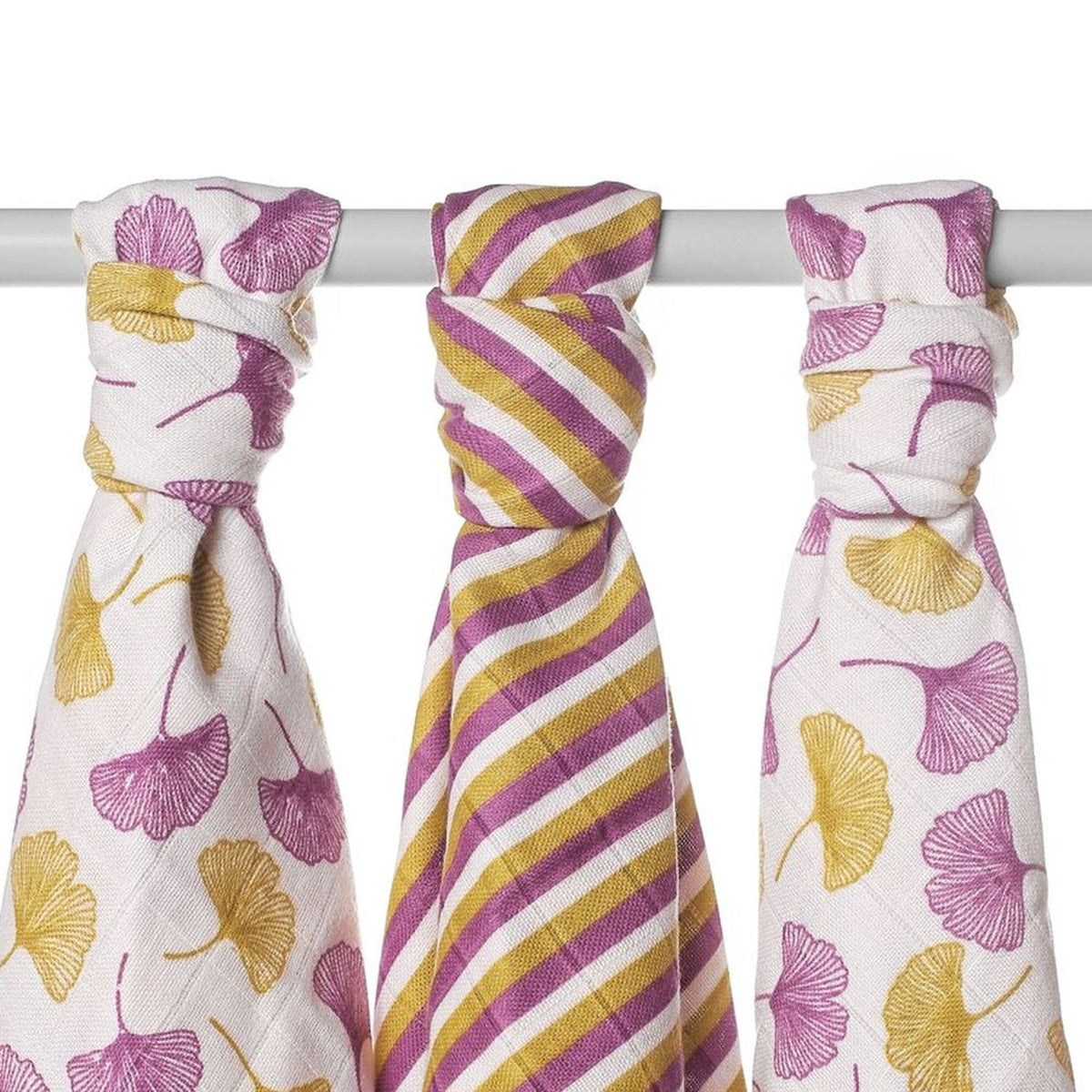 Drei XKKO Musselintücher im Design Ginkgo aufgehängt, Ginkgoblätter und Streifen in Pink und Lila