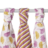Drei XKKO Musselintücher im Design Ginkgo aufgehängt, Ginkgoblätter und Streifen in Pink und Lila