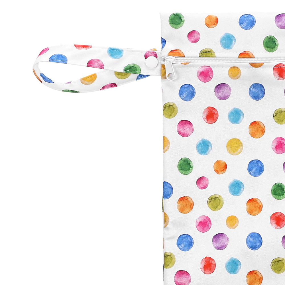 XKKO Wetbag M im Design Aquarell Tupfen mit geöffneter Druckknopf-Schlaufe zum Aufhängen