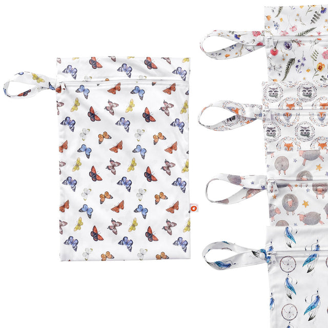 XKKO Wetbags Größe M 30 x 45 cm in mehreren Designs mit Druckknopf-Schlaufe nebeneinander