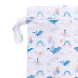 XKKO Wetbag M im Design Himmels Wal mit geöffneter Druckknopf-Schlaufe zum Aufhängen