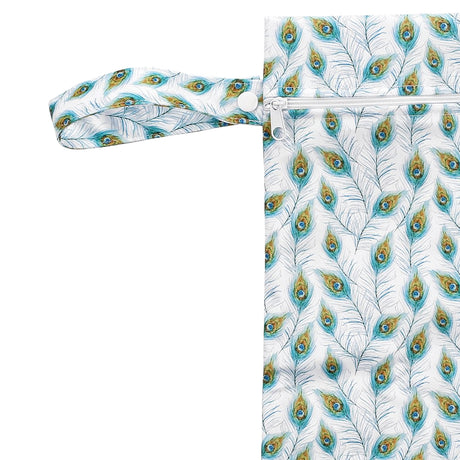 XKKO Wetbag M im Design Pfauenfedern mit geöffneter Druckknopf-Schlaufe zum Aufhängen