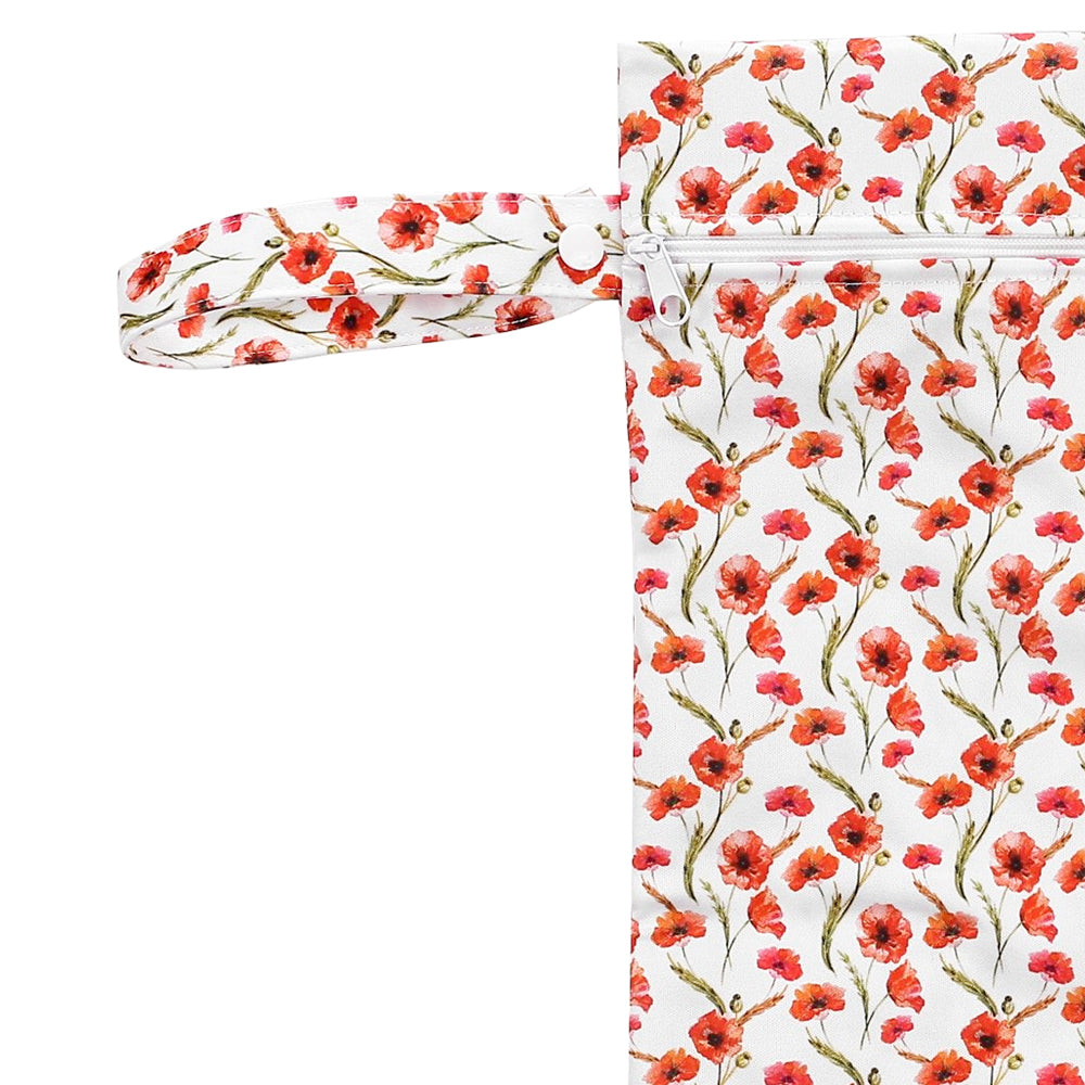 XKKO Wetbag M im Design Rote Mohnblumen mit geöffneter Druckknopf-Schlaufe zum Aufhängen