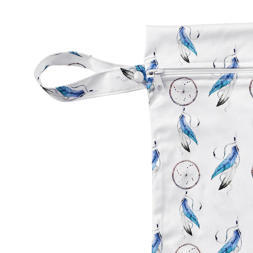 XKKO Wetbag M im Design Traumfänger mit geöffneter Druckknopf-Schlaufe zum Aufhängen
