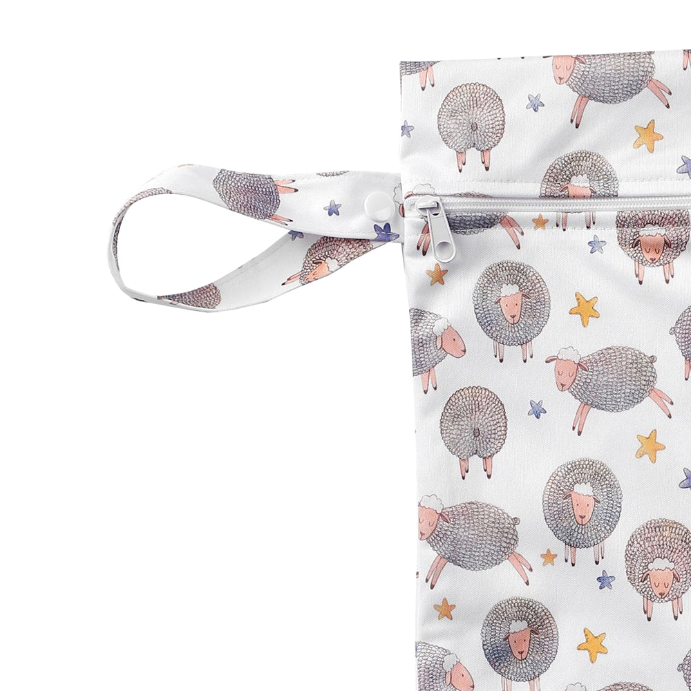 XKKO Wetbag M im Design Verträumte Schafe mit geöffneter Druckknopf-Schlaufe zum Aufhängen