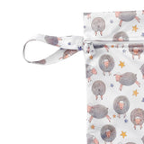 XKKO Wetbag M im Design Verträumte Schafe mit geöffneter Druckknopf-Schlaufe zum Aufhängen