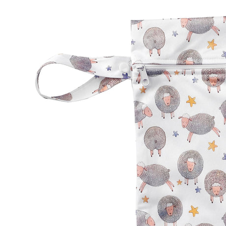 XKKO Wetbag M im Design Verträumte Schafe mit geöffneter Druckknopf-Schlaufe zum Aufhängen