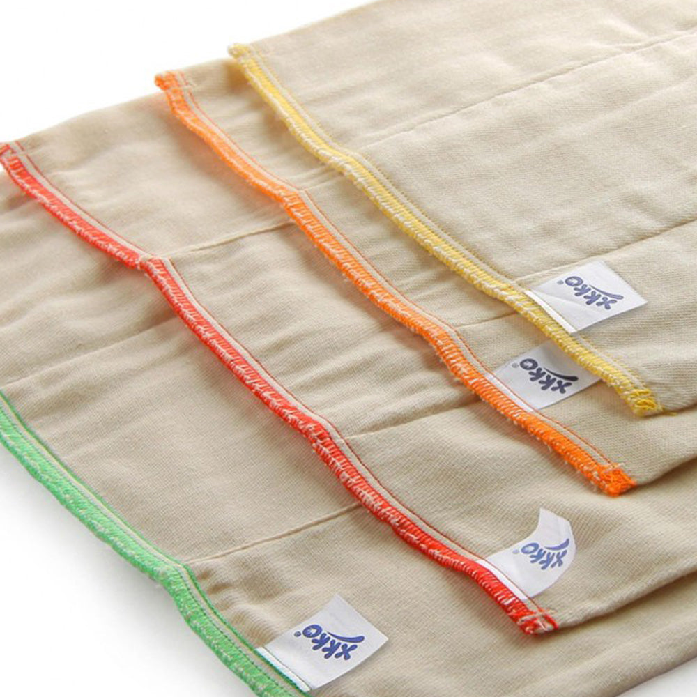 Nahaufnahme der XKKO Baumwoll-Prefolds in Natur mit farbigen Säumen für jede Größe