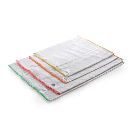Weiße XKKO Baumwoll-Prefolds in vier Größen übereinander gelegt