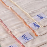 Nahaufnahme der farbigen Säume und Logo-Etiketten der XKKO Bio-Prefolds