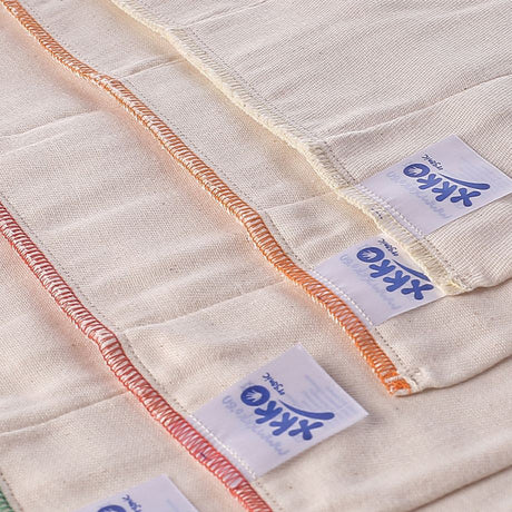 Nahaufnahme der farbigen Säume und Logo-Etiketten der XKKO Bio-Prefolds