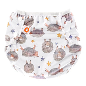 XKKO waschbare Schwimmwindel One Size (4–15 kg) im Design Dreamy Sheeps (Verträumte Schafe) von vorn mit Druckknöpfen