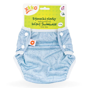 XKKO waschbare Schwimmwindel One Size (4–15 kg) im Design Safari Mountain Spring von vorn mit Druckknöpfen