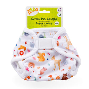 XKKO PUL-Überhose Newborn (2–6 kg) im Design Wilder Wald (Wild Forest) von vorn, mit Druckknöpfen und doppelten Beinbündchen