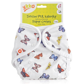 XKKO PUL-Überhose One Size (4–15 kg) im Design Schmetterlinge von vorn, mit Druckknöpfen und doppelten Beinbündchen
