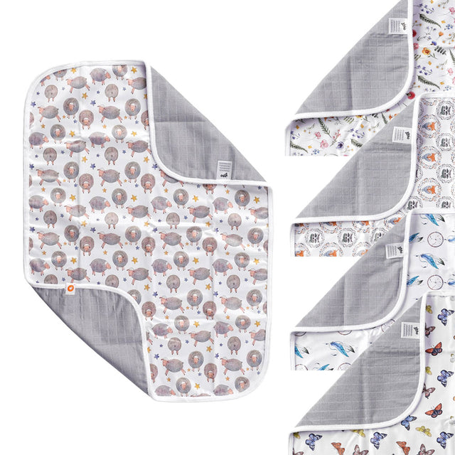 Mehrere XKKO Wickelunterlagen 70 x 50 cm in verschiedenen Designs mit grauer wasserdichter Unterseite