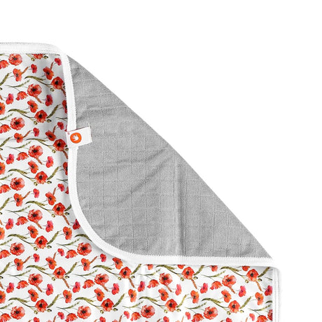 Waschbare XKKO Wickelunterlage im Design Rote Mohnblumen, Ecke in Nahaufnahme mit grauer wasserdichter Unterseite