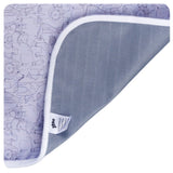 Waschbare XKKO Wickelunterlage im Design Safari Lavender Aura, Ecke in Nahaufnahme mit grauer wasserdichter Unterseite