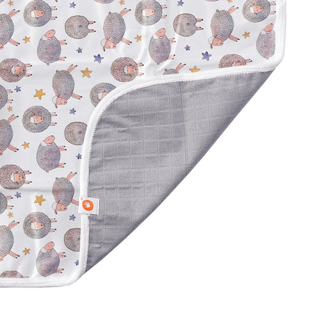 Waschbare XKKO Wickelunterlage im Design Verträumte Schafe, umgeschlagene Ecke mit Einfassung und grauer Rückseite